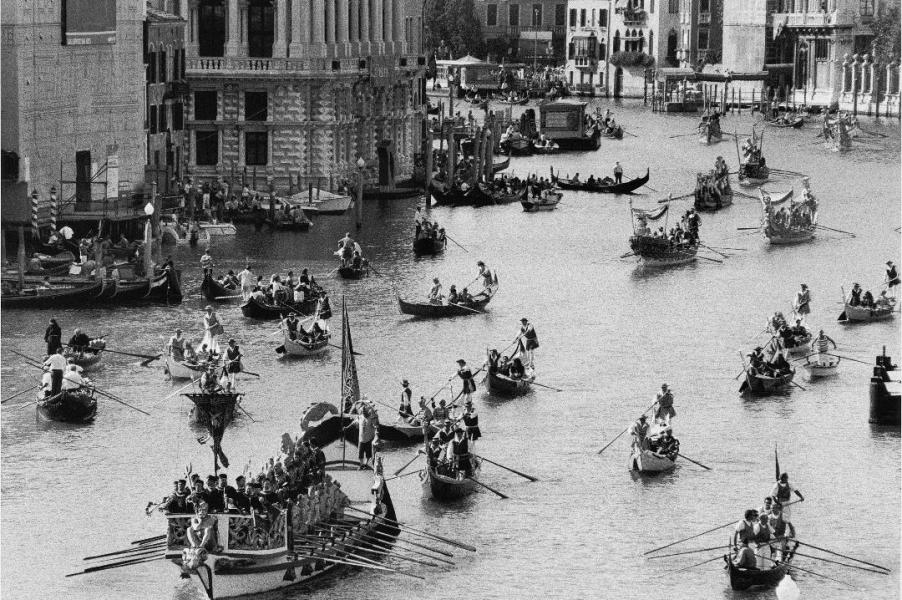 Gianni Berengo Gardin, in mostra a Venezia il bianco e nero che racconta la città oltre la cartolina