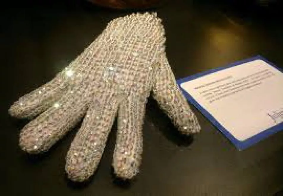 Michael Jackson, all’asta il guanto bianco tempestato di cristalli: base da 50mila dollari