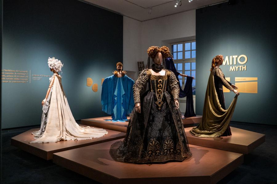 Regine in scena: alla Reggia di Venaria una mostra di alta moda