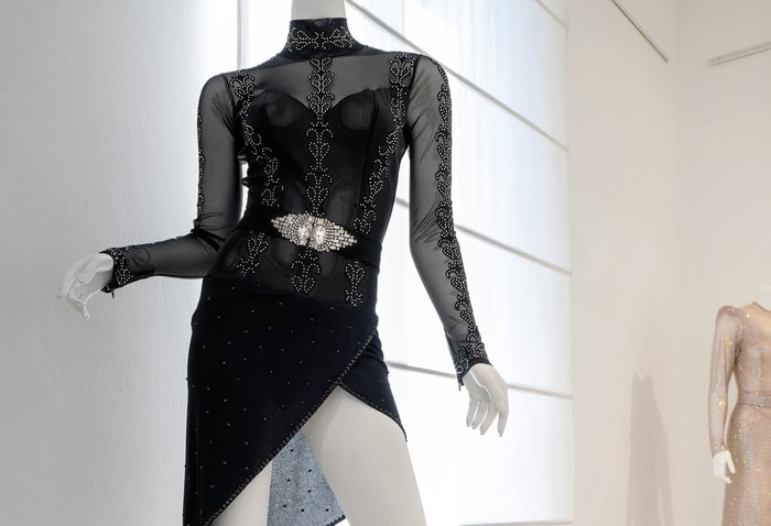 Furto alla mostra "Rumore" di Raffaella Carrà: sparite due cinture dagli abiti di scena