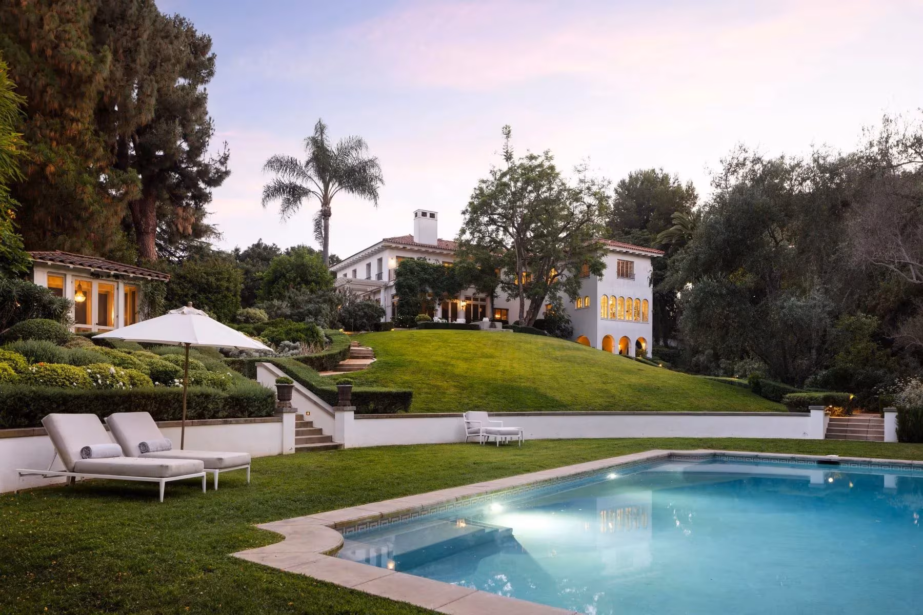 Angelina Jolie vende la villa di Los Angeles: le foto dell’ex casa di Cecil B. DeMille sul mercato a 29,85 milioni