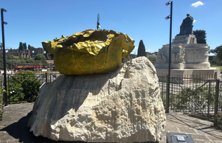 Francesca Leone, “Quel che resta” al Roseto Comunale di Roma: la rosa nata dalle lamiere di Centocelle