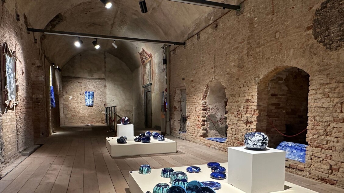 Valter Boj, a Siena il blu della ceramica contemporanea