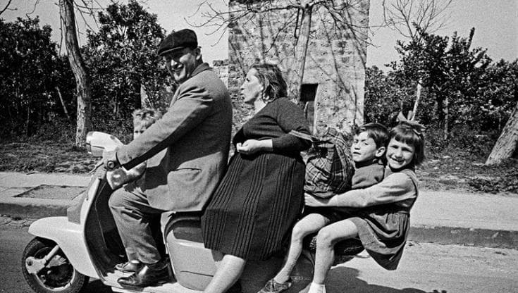 Bruno Barbey racconta l’Italia degli anni Sessanta: a Riccione la mostra fotografica sugli italiani del boom economico