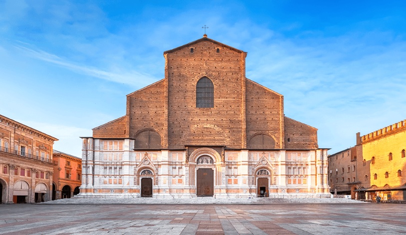 San Petronio a Bologna si completa con il videomapping: in Piazza Maggiore torna “La Piazza si Riaccende”